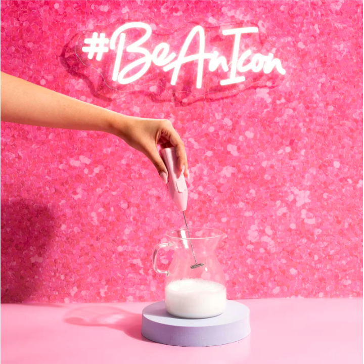 Napěňovač mléka Paris Hilton – růžový, na baterie, nerez